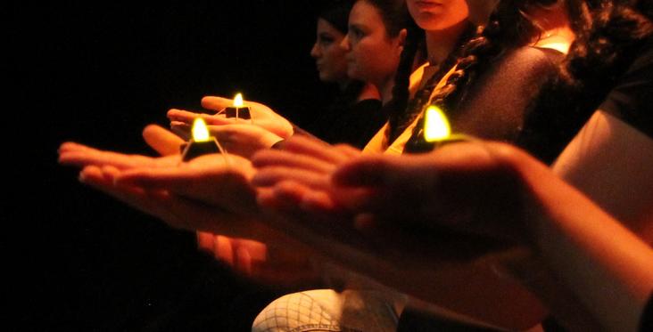 Plusieurs mains alignées tenant des bougies, traditions arméniennes